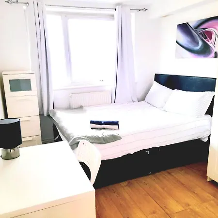 6 Bed House 3 Bathrooms Good Transport Links To London, Free Parking